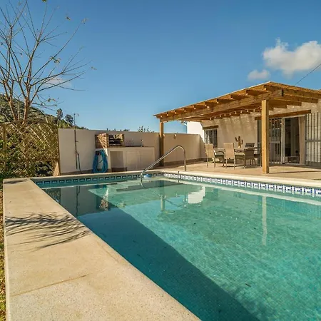 Cozy In With Swimming Pool Сasa de vacaciones